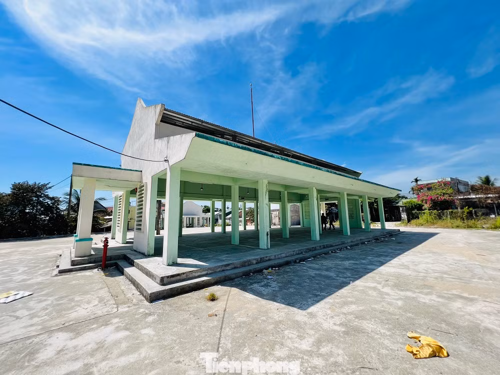 Nhằm đáp ứng nhu cầu kinh doanh, buôn bán, phục vụ đời sống người dân cũng như thực hiện chỉ tiêu xây dựng xã nông thôn mới, xã Tịnh Thọ (huyện Sơn Tịnh, tỉnh Quảng Ngãi) đã đầu tư 4 tỉ đồng để xây dựng chợ Ga. Tuy nhiên, hiện nay chợ sau khi xây dựng khang trang lại để không gây lãng phí nguồn ngân sách, bức xúc cho người dân.