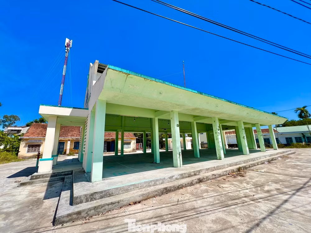 Theo đó, chợ Ga được xây dựng trên diện tích 4.000m2. Chợ bao gồm đầy đủ các hạng mục cần thiết cho hoạt động mua, bán tại địa phương. Dù đã hoàn thành từ cuối năm 2021, nhưng đến nay chợ Ga vẫn chưa có tiểu thương vào buôn bán.