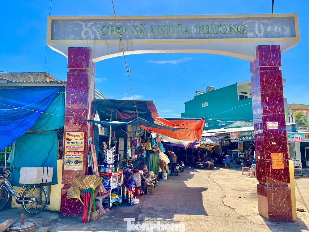 Nguyên nhân chính là do cách bố trí, thiết kế của chợ Nghĩa Phương bất hợp lý, giá thuê cao nên tiểu thương vẫn kiên quyết bám trụ nơi lều quán tạm bợ mà không di dời vào buôn bán trong chợ. Đó là chưa kể, dãy ki ốt đầu tiên sát Quốc lộ 1A che chắn toàn bộ công trình chợ bên trong.