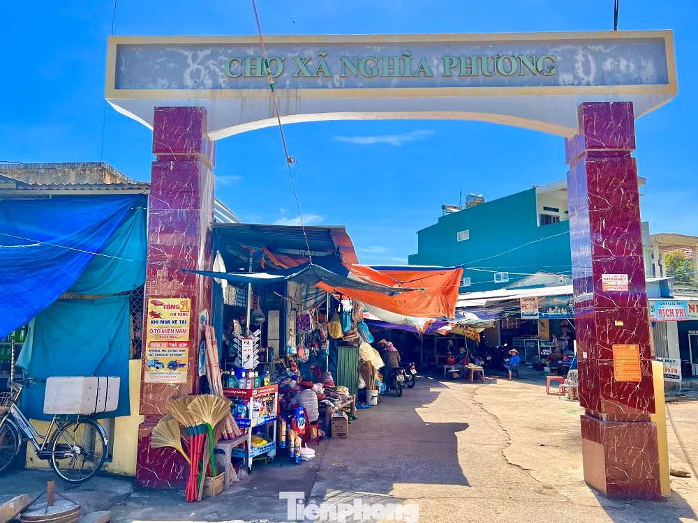 Nguyên nhân chính là do cách bố trí, thiết kế của chợ Nghĩa Phương bất hợp lý, giá thuê cao nên tiểu thương vẫn kiên quyết bám trụ nơi lều quán tạm bợ mà không di dời vào buôn bán trong chợ. Đó là chưa kể, dãy ki ốt đầu tiên sát Quốc lộ 1A che chắn toàn bộ công trình chợ bên trong.