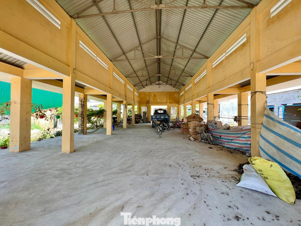 Đã hơn 5 năm sau khi hoàn thiện, khu chợ khang trang từ nguồn xã hội hóa, do UBND huyện Tư Nghĩa làm chủ đầu tư, xây trên diện tích 4.800m2, gồm nhà lồng có 32 lô sạp, 2 dãy 20 ki ốt, tổng vốn đầu tư gần 5 tỷ đồng ở xã Nghĩa Phương vẫn bỏ hoang. Một số công trình, hạng mục phơi nắng, phơi mưa đang dần xuống cấp.