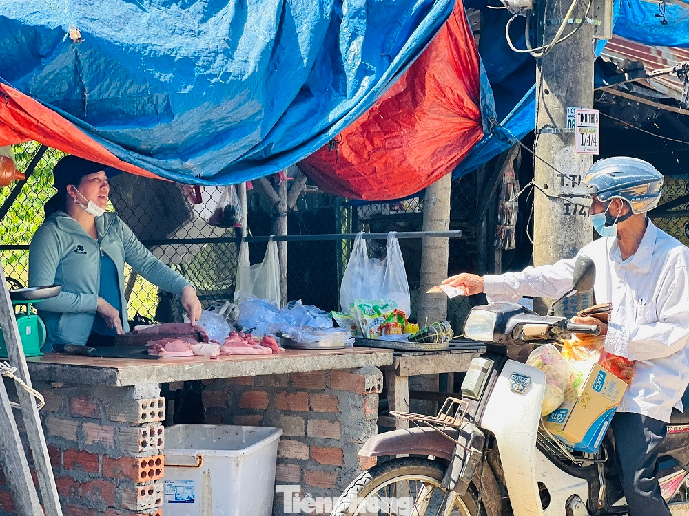 Chị Huỳnh Thị Ánh, một tiểu thương ở chợ Ga cho hay, chị kinh doanh nhỏ lẻ, mỗi sáng lên chợ buôn bán chỉ lãi tầm vài chục nghìn đồng. Trong khi địa phương ra giá thuê mặt bằng với giá rất cao và buộc phải nộp tiền một lần là không hợp lý. “Bà con mong chính quyền địa phương giảm giá cho thuê, đồng thời tiền thuê lô sạp nên đóng hằng tháng để tạo thuận lợi cho các tiểu thương…”, chị Ánh đề nghị.