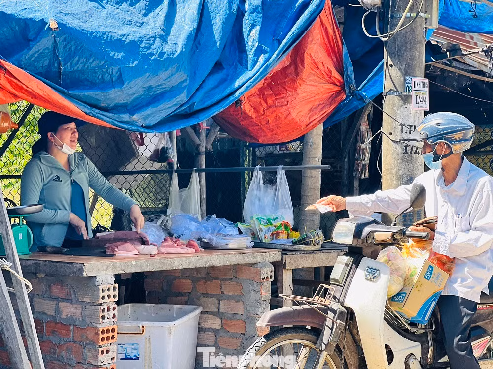 Chị Huỳnh Thị Ánh, một tiểu thương ở chợ Ga cho hay, chị kinh doanh nhỏ lẻ, mỗi sáng lên chợ buôn bán chỉ lãi tầm vài chục nghìn đồng. Trong khi địa phương ra giá thuê mặt bằng với giá rất cao và buộc phải nộp tiền một lần là không hợp lý. “Bà con mong chính quyền địa phương giảm giá cho thuê, đồng thời tiền thuê lô sạp nên đóng hằng tháng để tạo thuận lợi cho các tiểu thương…”, chị Ánh đề nghị.