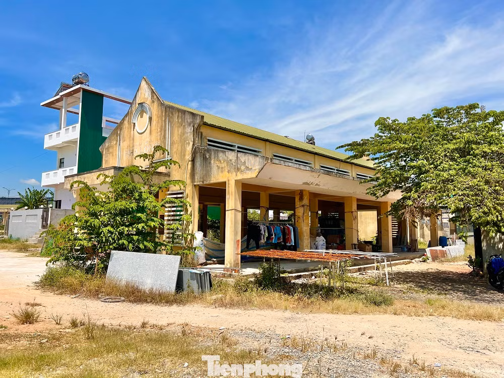 Đã hơn 5 năm sau khi hoàn thiện, khu chợ khang trang từ nguồn xã hội hóa, do UBND huyện Tư Nghĩa làm chủ đầu tư, xây trên diện tích 4.800m2, gồm nhà lồng có 32 lô sạp, 2 dãy 20 ki ốt, tổng vốn đầu tư gần 5 tỷ đồng ở xã Nghĩa Phương vẫn bỏ hoang. Một số công trình, hạng mục phơi nắng, phơi mưa đang dần xuống cấp.