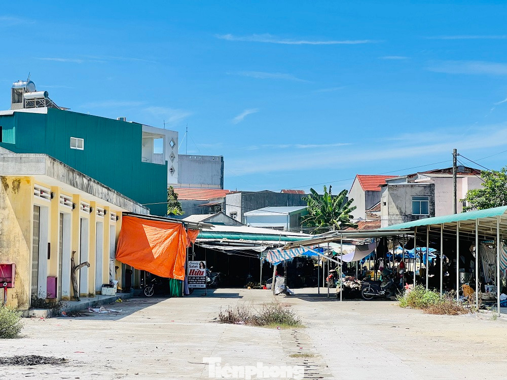 Nguyên nhân chính là do cách bố trí, thiết kế của chợ Nghĩa Phương bất hợp lý, giá thuê cao nên tiểu thương vẫn kiên quyết bám trụ nơi lều quán tạm bợ mà không di dời vào buôn bán trong chợ. Đó là chưa kể, dãy ki ốt đầu tiên sát Quốc lộ 1A che chắn toàn bộ công trình chợ bên trong.