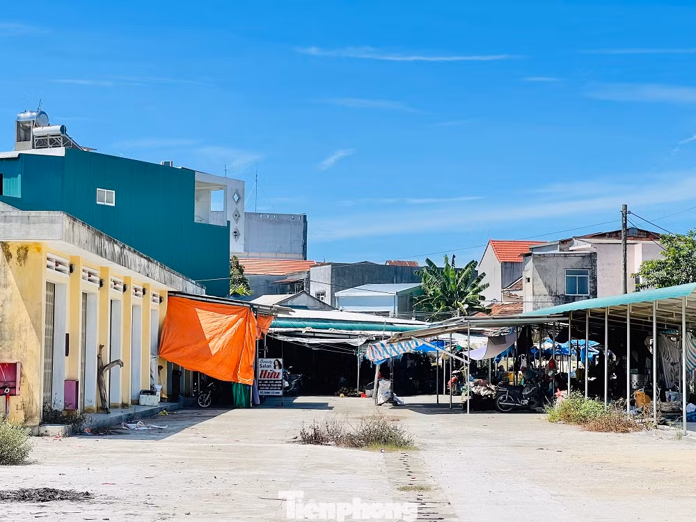 Nguyên nhân chính là do cách bố trí, thiết kế của chợ Nghĩa Phương bất hợp lý, giá thuê cao nên tiểu thương vẫn kiên quyết bám trụ nơi lều quán tạm bợ mà không di dời vào buôn bán trong chợ. Đó là chưa kể, dãy ki ốt đầu tiên sát Quốc lộ 1A che chắn toàn bộ công trình chợ bên trong.
