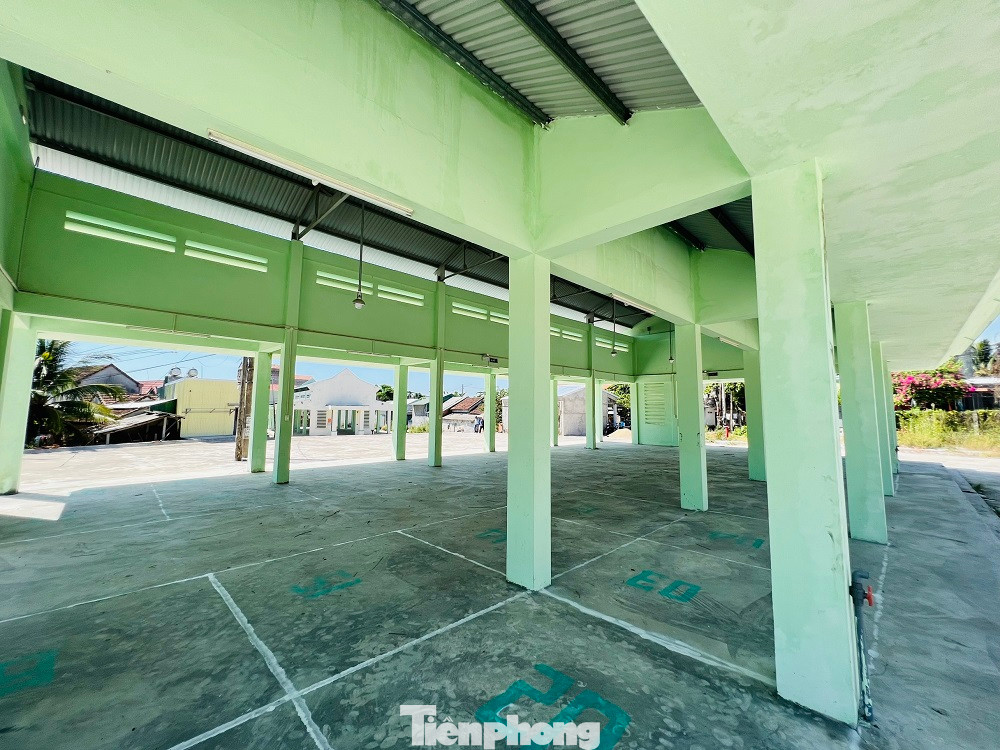 Theo chính quyền địa phương, khi chợ hoàn thành, xã cũng đã vận động tiểu thương vào kinh doanh và tổ chức đấu giá 2 lần vào năm 2023 cho 104 lô sạp. Mỗi lô có diện tích từ 4 đến 4,6m2. Thời hạn cho tiểu thương thuê là 5 năm, với giá từ 22 đến 25 triệu đồng/lô/5 năm, tiền thuê đóng một lần.