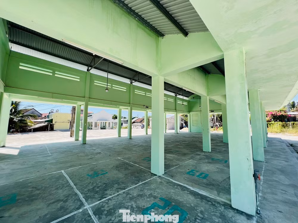 Theo chính quyền địa phương, khi chợ hoàn thành, xã cũng đã vận động tiểu thương vào kinh doanh và tổ chức đấu giá 2 lần vào năm 2023 cho 104 lô sạp. Mỗi lô có diện tích từ 4 đến 4,6m2. Thời hạn cho tiểu thương thuê là 5 năm, với giá từ 22 đến 25 triệu đồng/lô/5 năm, tiền thuê đóng một lần.