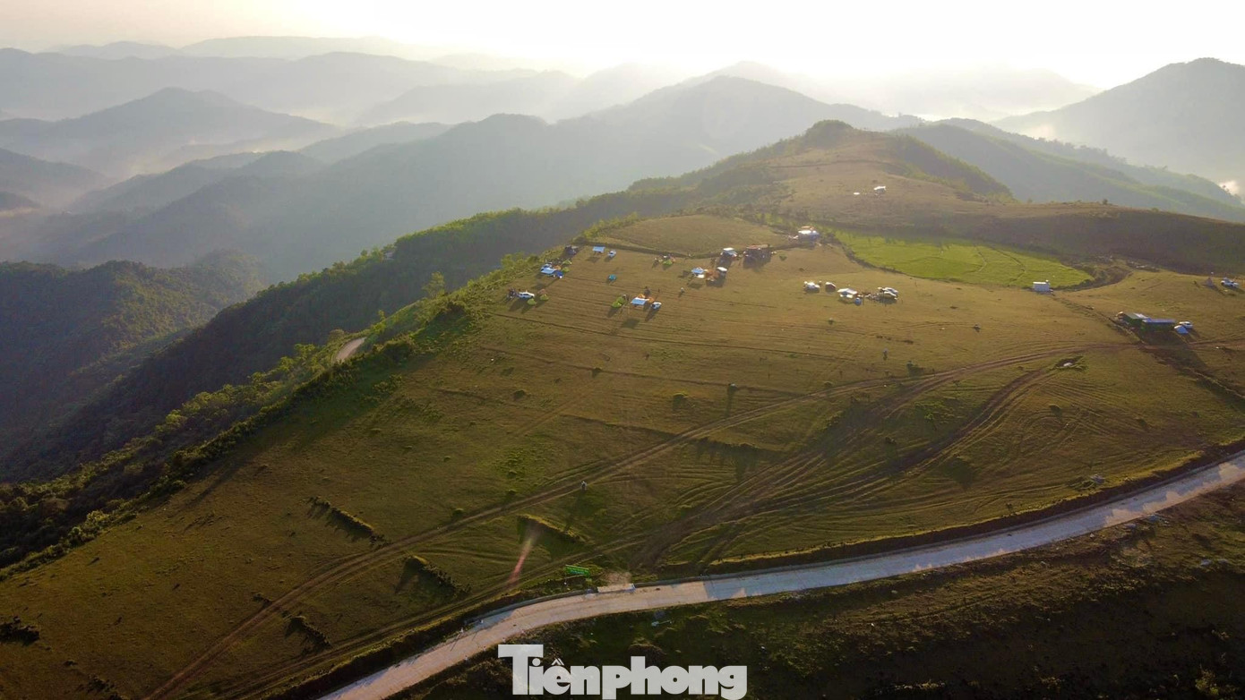 Nằm cách trung tâm TP. Quảng Ngãi (tỉnh Quảng Ngãi) khoảng 60 km về phía tây nam, Bùi Hui là một thảo nguyên mênh mông nằm trên độ cao gần 700 m so với mặt nước biển. Ảnh: GREENCAMP.