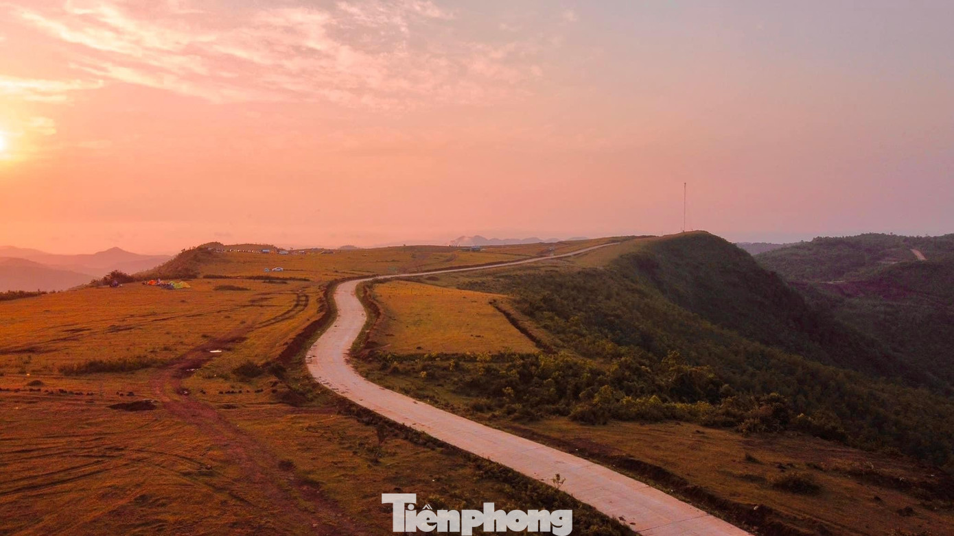 Bùi Hui có khí hậu khá mát mẻ và còn rất hoang sơ. Đến thảo nguyên Bùi Hui, du khách không khỏi ấn tượng với những ngọn đồi cao chìm trong biển mây trắng, đồng cỏ xanh dài tít tắp tận chân trời, được du khách ví von là “thảo nguyên trên mây”. Ảnh: GREENCAMP.