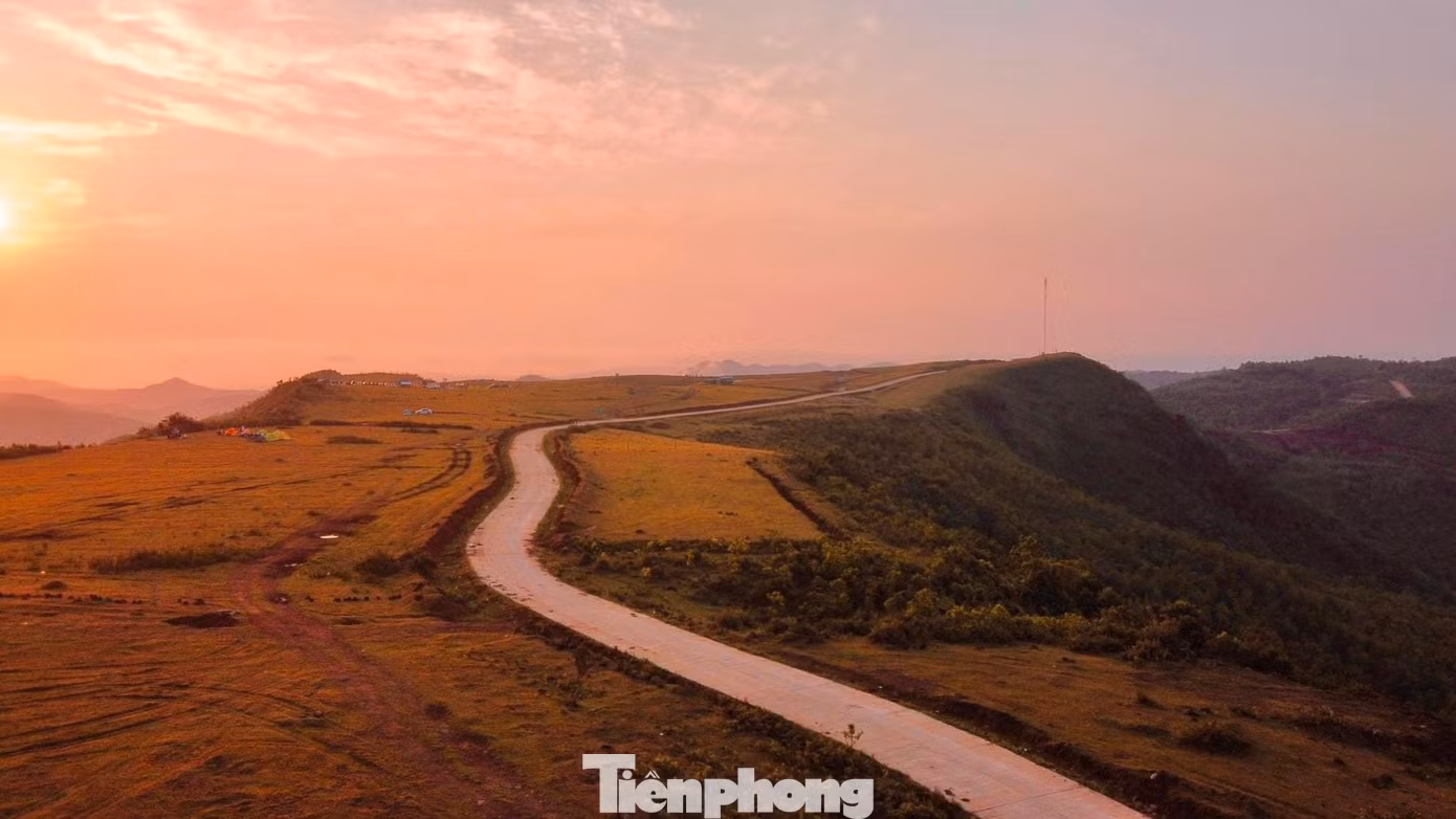 Bùi Hui có khí hậu khá mát mẻ và còn rất hoang sơ. Đến thảo nguyên Bùi Hui, du khách không khỏi ấn tượng với những ngọn đồi cao chìm trong biển mây trắng, đồng cỏ xanh dài tít tắp tận chân trời, được du khách ví von là “thảo nguyên trên mây”. Ảnh: GREENCAMP.
