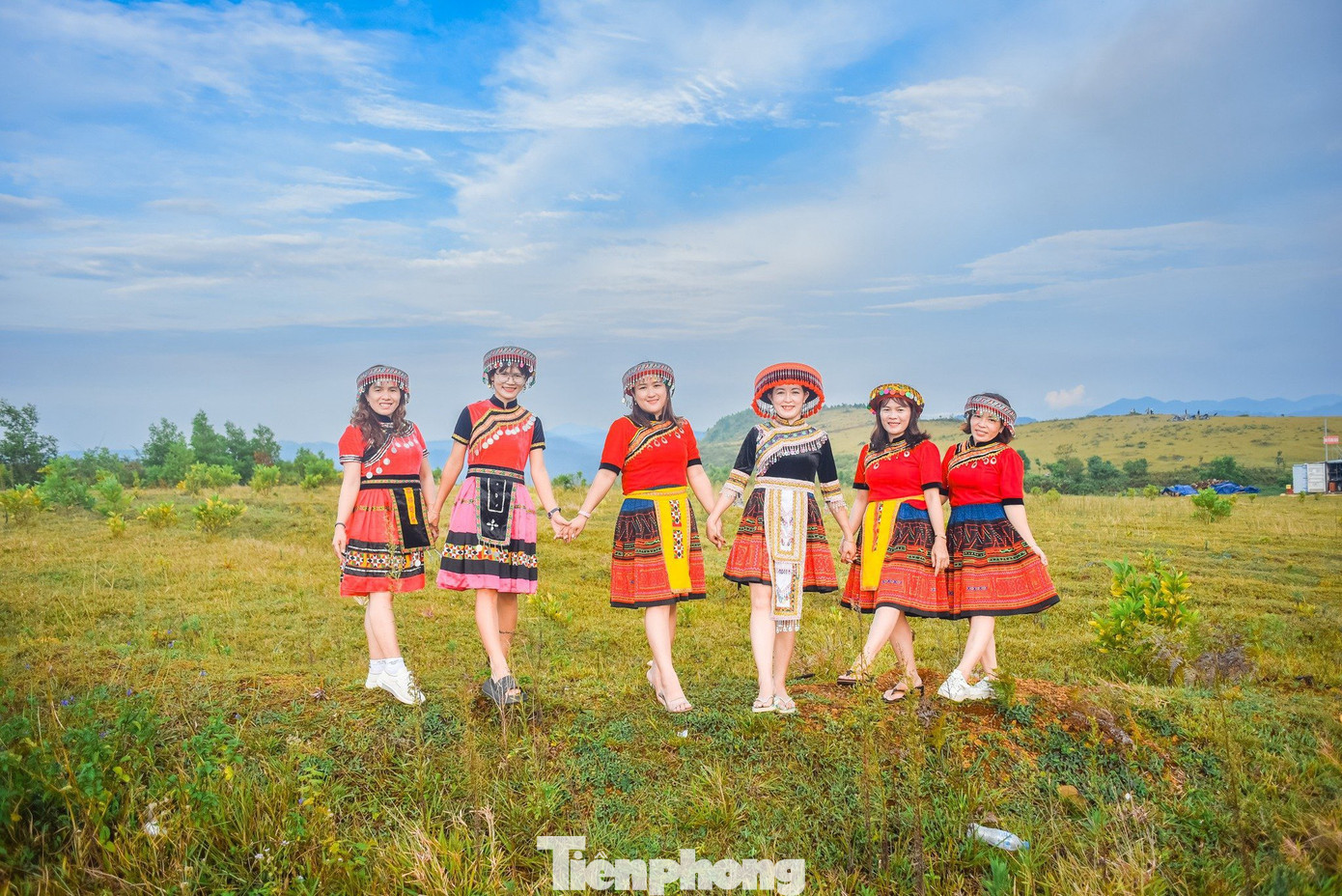 Du khách thích thú chụp hình ở thảo nguyên Bùi Hui. Ảnh: GREENCAMP.