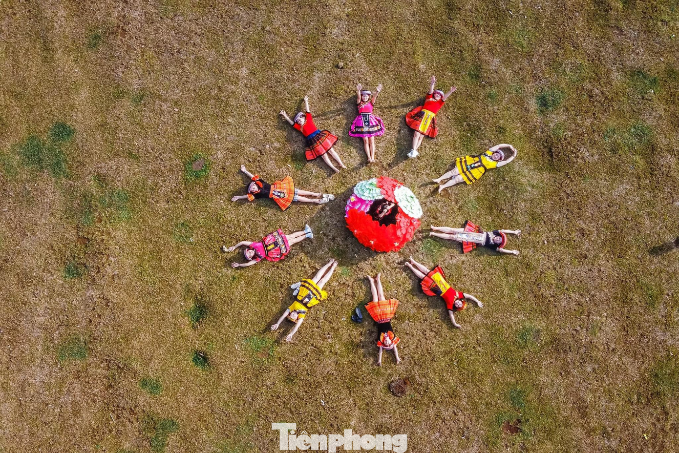 Du khách thích thú chụp hình ở thảo nguyên Bùi Hui. Ảnh: GREENCAMP.