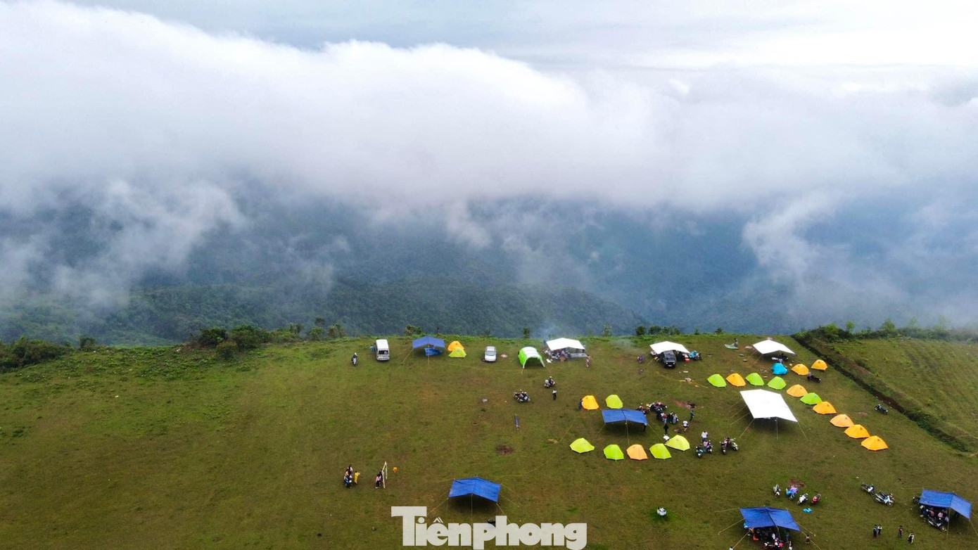 Thảo nguyên Bùi Hui là địa điểm dã ngoại lý tưởng, thu hút đông đảo người dân bản địa và du khách thập phương tới cắm trại, vui chơi ngắm hoàng hôn và bình minh của các phượt thủ. Anh Mai Văn Lực (trú xã Bình Hiệp, huyện Bình Sơn) cho biết, vào những dịp cuối tuần anh thường dẫn vợ và con lên đây cắm trại qua đêm. Khung cảnh nơi đây thật tuyệt vời, có thể săn mây vào buổi sáng, chiều về chìm trong cảnh hoàng hôn thơ mộng. Ảnh: GREENCAMP.
