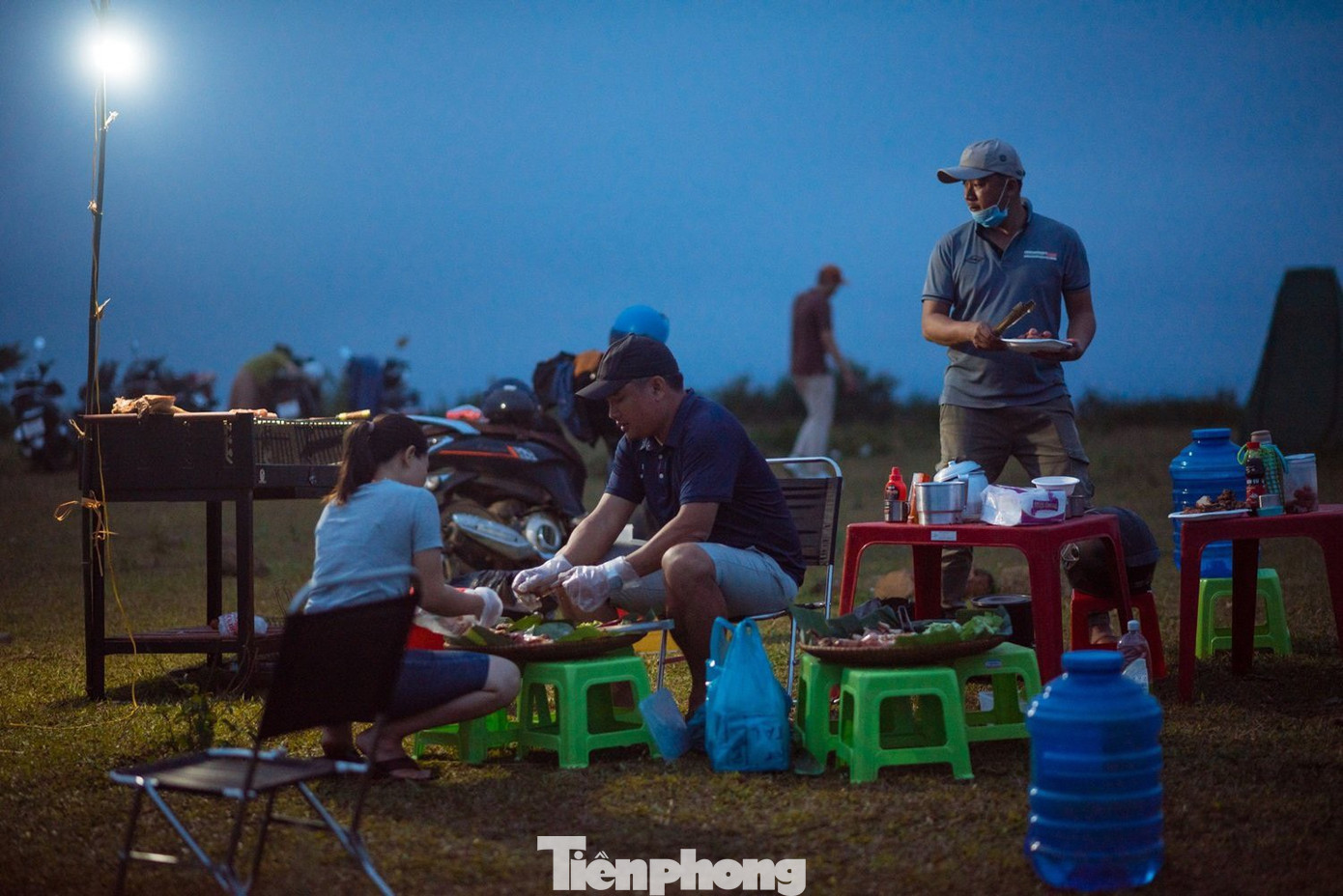 Khi cắm trại qua đêm, khách sẽ được nhóm Green Camp của người dân nơi đây hỗ trợ dịch vụ cắm trại và ăn uống. Ngoài sản phẩm của địa phương, nhóm Green Camp còn cung cấp rượu cần truyền thống của người Hrê cho du khách nếu có nhu cầu thưởng thức. Ảnh: GREENCAMP.