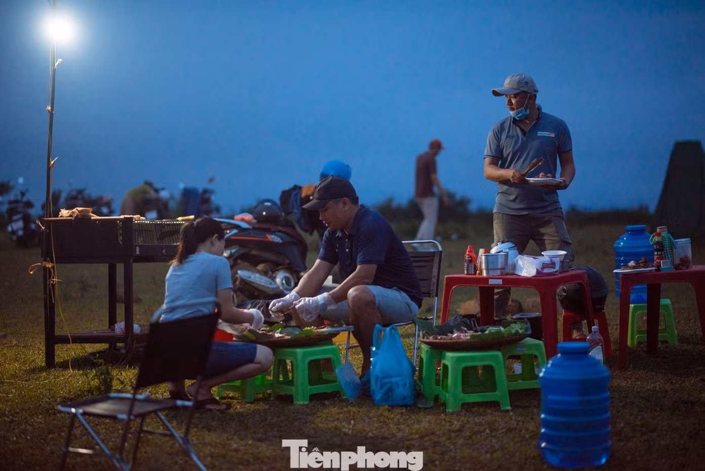 Khi cắm trại qua đêm, khách sẽ được nhóm Green Camp của người dân nơi đây hỗ trợ dịch vụ cắm trại và ăn uống. Ngoài sản phẩm của địa phương, nhóm Green Camp còn cung cấp rượu cần truyền thống của người Hrê cho du khách nếu có nhu cầu thưởng thức. Ảnh: GREENCAMP.