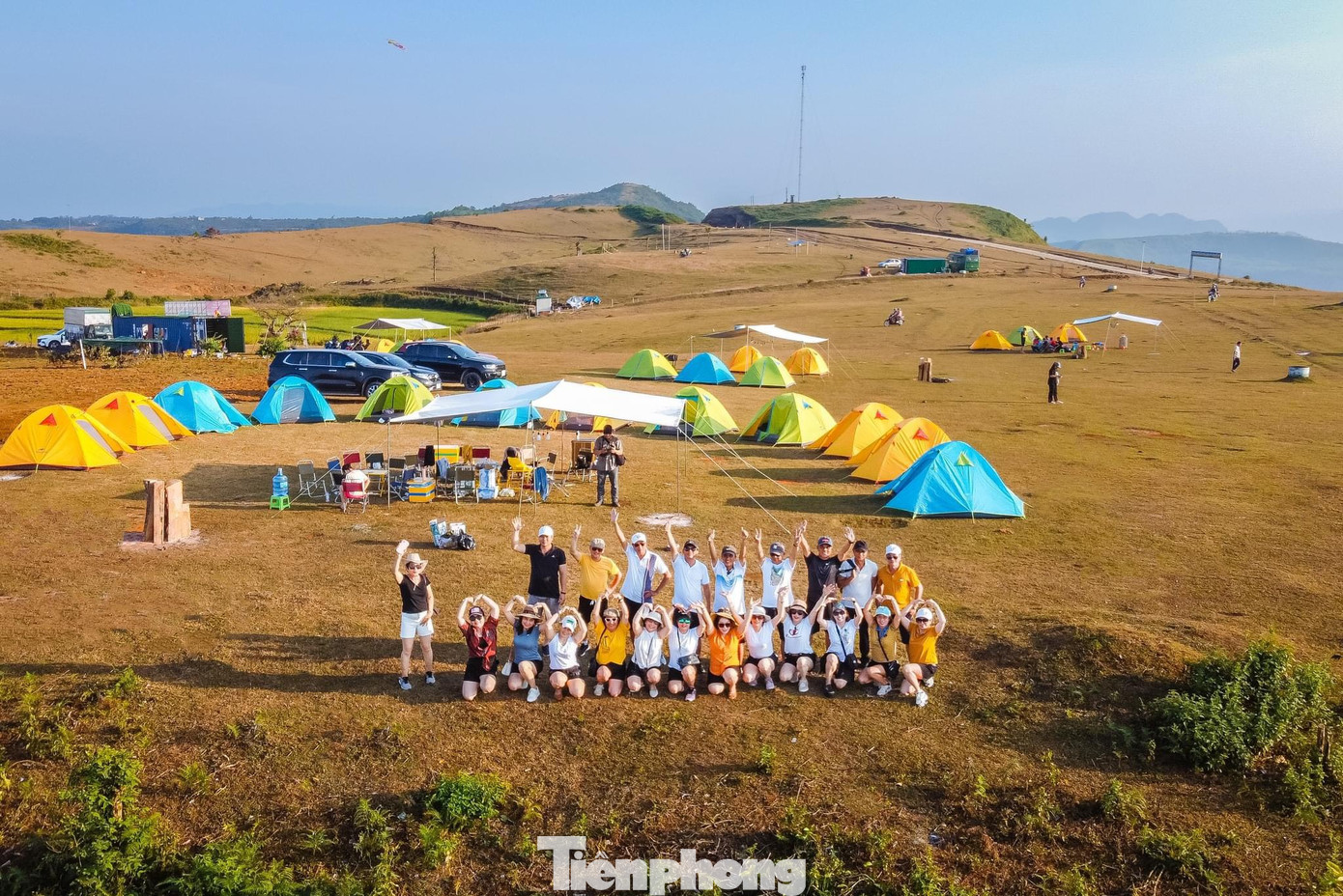 Thảo nguyên Bùi Hui là địa điểm dã ngoại lý tưởng, thu hút đông đảo người dân bản địa và du khách thập phương tới cắm trại, vui chơi ngắm hoàng hôn và bình minh của các phượt thủ. Anh Mai Văn Lực (trú xã Bình Hiệp, huyện Bình Sơn) cho biết, vào những dịp cuối tuần anh thường dẫn vợ và con lên đây cắm trại qua đêm. Khung cảnh nơi đây thật tuyệt vời, có thể săn mây vào buổi sáng, chiều về chìm trong cảnh hoàng hôn thơ mộng. Ảnh: GREENCAMP.