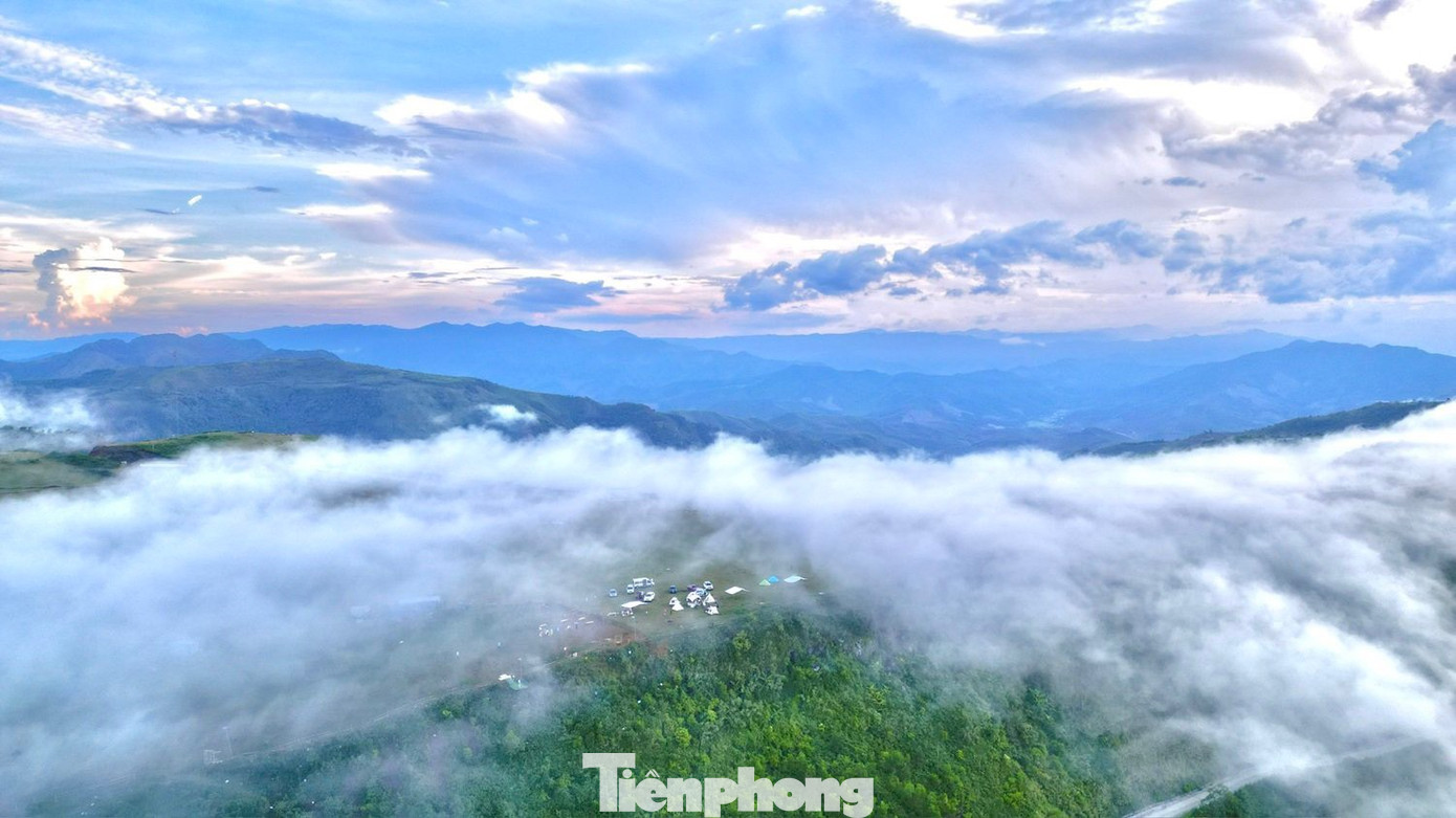 Bùi Hui có khí hậu khá mát mẻ và còn rất hoang sơ. Đến thảo nguyên Bùi Hui, du khách không khỏi ấn tượng với những ngọn đồi cao chìm trong biển mây trắng, đồng cỏ xanh dài tít tắp tận chân trời, được du khách ví von là “thảo nguyên trên mây”. Ảnh: GREENCAMP.