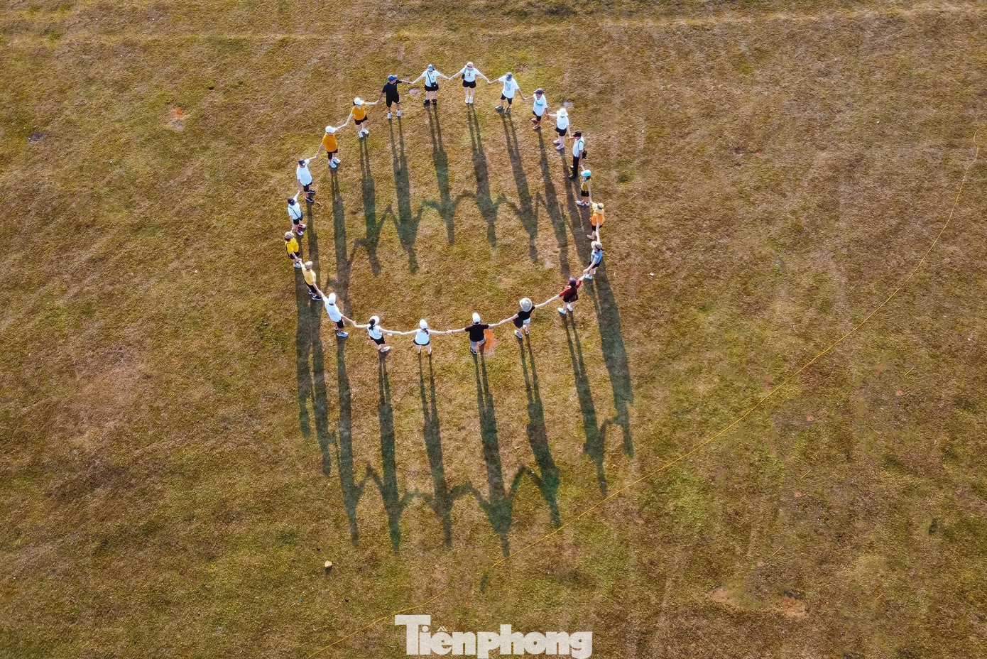 Du khách thích thú chụp hình ở thảo nguyên Bùi Hui. Ảnh: GREENCAMP.