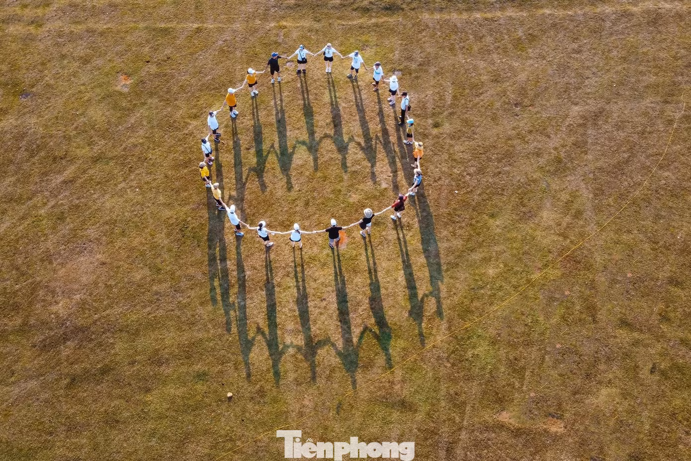 Du khách thích thú chụp hình ở thảo nguyên Bùi Hui. Ảnh: GREENCAMP.