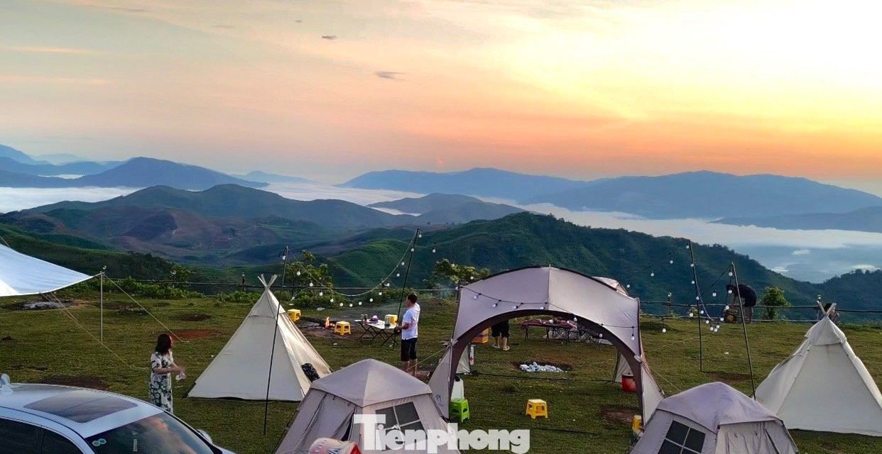 Thảo nguyên Bùi Hui là địa điểm dã ngoại lý tưởng, thu hút đông đảo người dân bản địa và du khách thập phương tới cắm trại, vui chơi ngắm hoàng hôn và bình minh của các phượt thủ. Anh Mai Văn Lực (trú xã Bình Hiệp, huyện Bình Sơn) cho biết, vào những dịp cuối tuần anh thường dẫn vợ và con lên đây cắm trại qua đêm. Khung cảnh nơi đây thật tuyệt vời, có thể săn mây vào buổi sáng, chiều về chìm trong cảnh hoàng hôn thơ mộng. Ảnh: GREENCAMP.