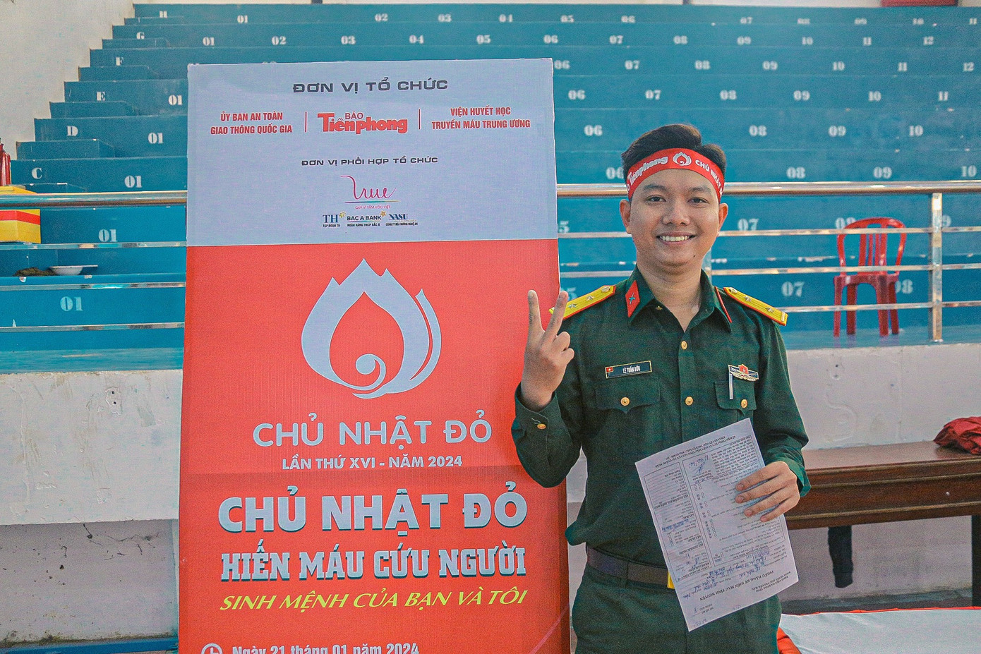 Trung úy Lê Tuấn Bữu - Chính trị viên đại đội BCH Quân sự tỉnh Quảng Ngãi phấn khởi, ở ngoài kia vẫn còn rất nhiều bệnh nhân đang cần máu nên tôi không ngần ngại cho đi máu của mình. Đây là lần thứ 5 tôi hiến máu và sẽ còn tham gia nhiều lần nữa vì điều đó thể hiện sự xung kích của tuổi trẻ.