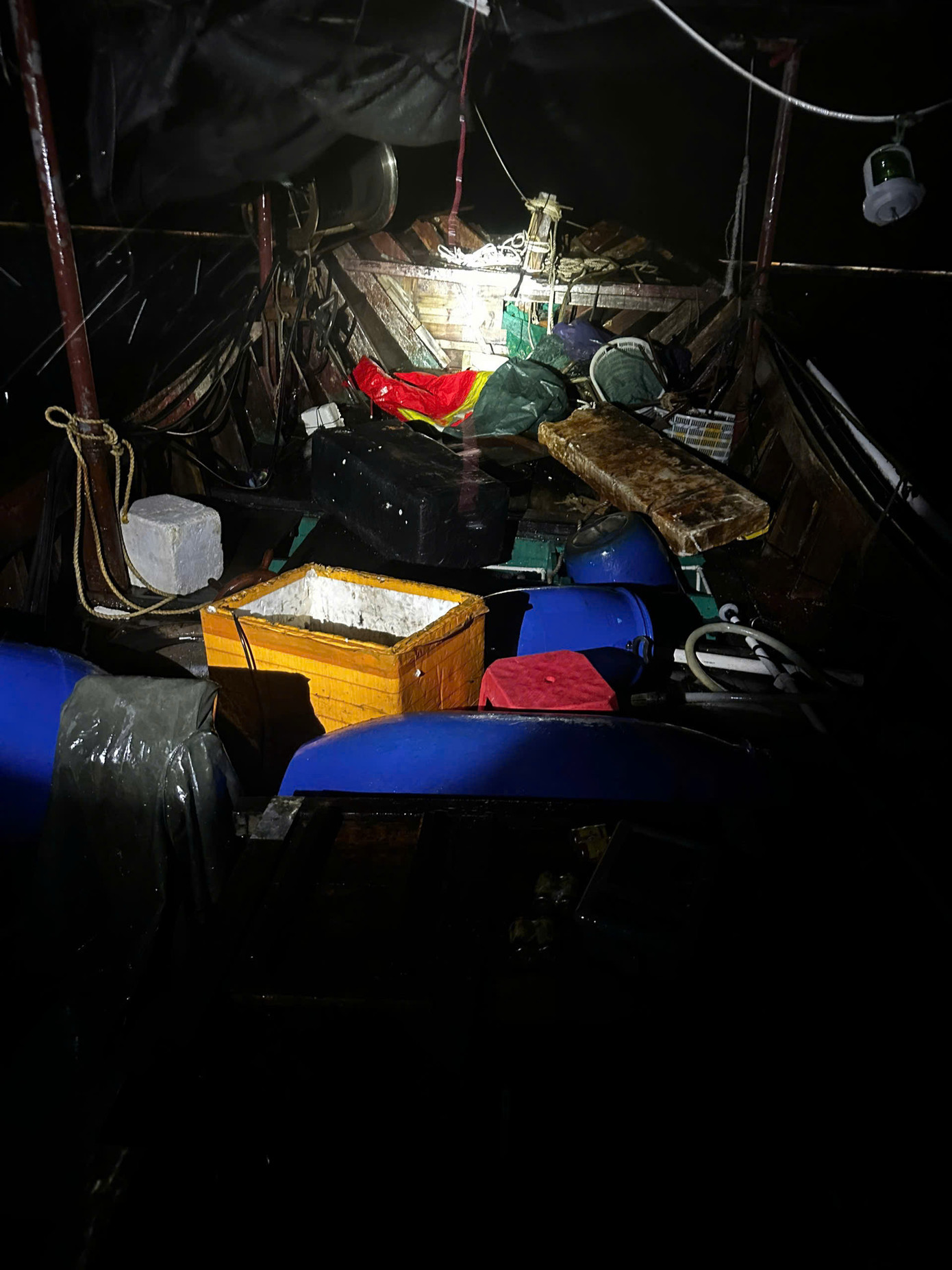 Các dụng cụ trên tàu đã cũ kỹ.