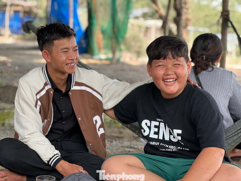 Phạm Minh Quân (bìa trái) cùng Võ Tấn Đệ ngồi trò chuyện tại bãi biển Hóc Mó.