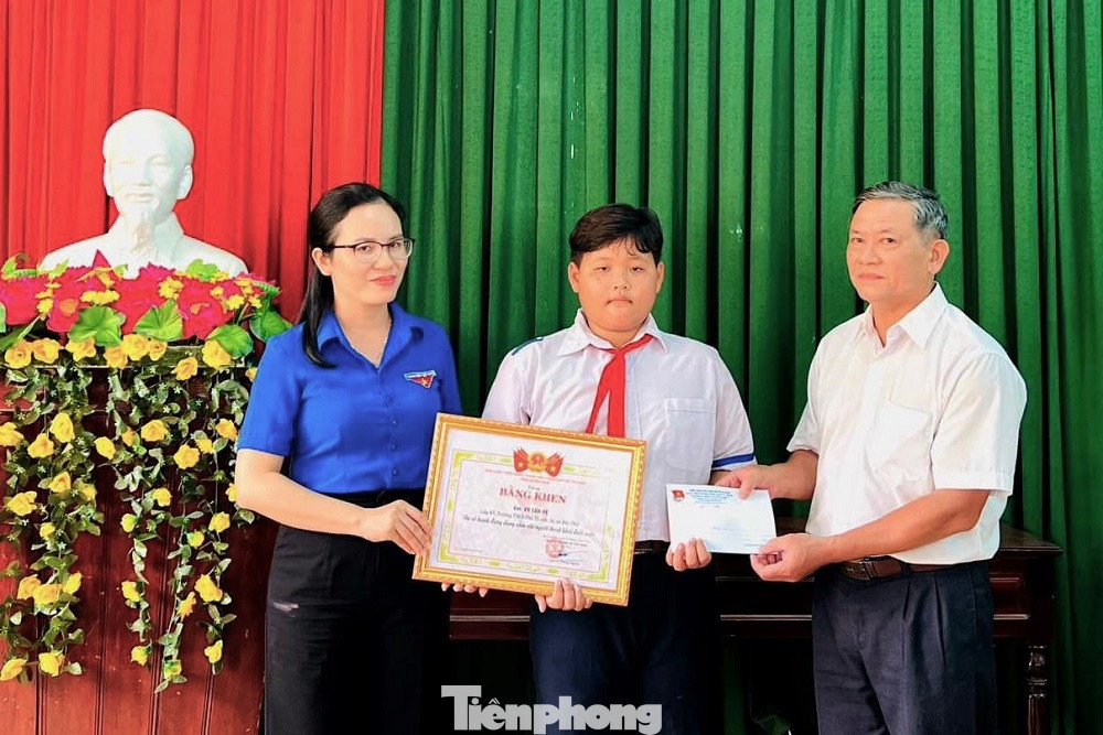 Tỉnh Đoàn Quảng Ngãi trao tặng bằng khen cho em Võ Tấn Đệ.
