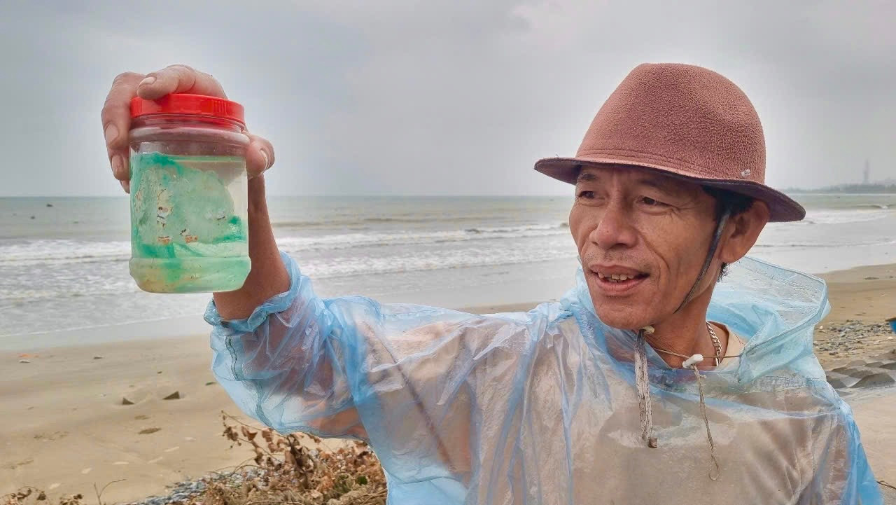 Ông Dương Đức vui mừng sau 3 giờ ra khơi đã bắt được 80 con tôm hùm giống, bán được 2 triệu đồng. Ảnh: Nguyễn Ngọc