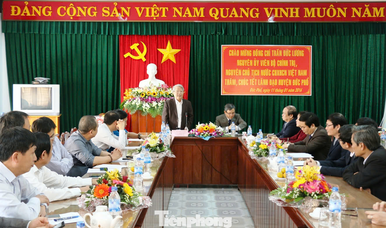 Nguyên Chủ tịch nước Trần Đức Lương thăm, chúc Tết cán bộ và nhân dân huyện Đức Phổ (nay là thị xã Đức Phổ) năm 2016. Nguyên Chủ tịch nước Trần Đức Lương thăm, chúc Tết cán bộ và nhân dân huyện Đức Phổ (nay là thị xã Đức Phổ) năm 2016.