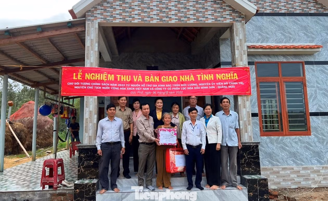 Ngôi nhà của gia đình bà Nguyễn Thị Thu được xây dựng từ nguồn kinh phí hỗ trợ của gia đình nguyên Chủ tịch nước Trần Đức Lương. Ngôi nhà của gia đình bà Nguyễn Thị Thu được xây dựng từ nguồn kinh phí hỗ trợ của gia đình nguyên Chủ tịch nước Trần Đức Lương.