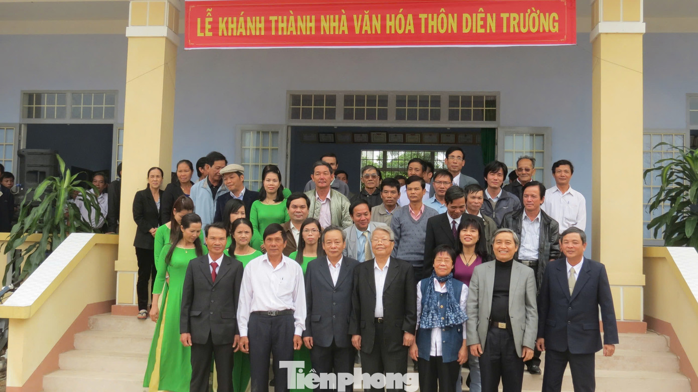 Nguyên Chủ tịch nước Trần Đức Lương dự lễ khánh thành nhà văn hóa thôn Diên Trường. Nguyên Chủ tịch nước Trần Đức Lương dự lễ khánh thành nhà văn hóa thôn Diên Trường.