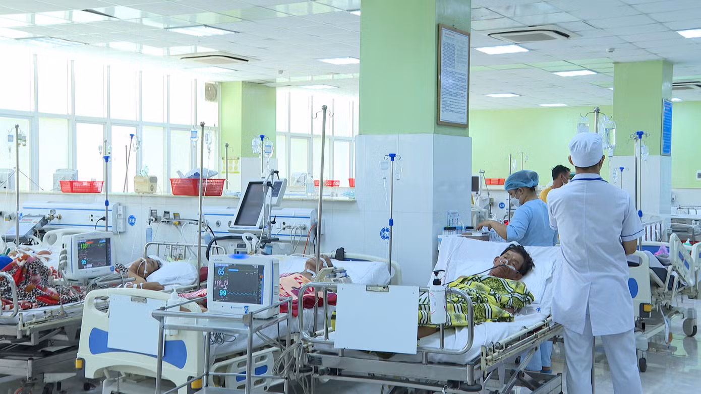 Hai nạn nhân bị ngộ độc cá nóc đang được cấp cứu tại Bệnh viện Đa khoa tỉnh Quảng Ngãi.