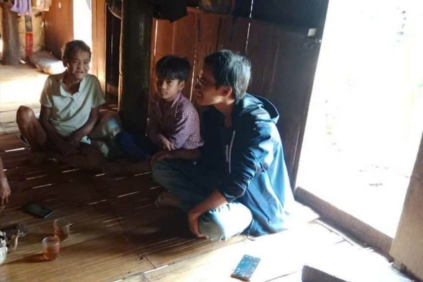 Thầy Nguyễn Ngọc Duy đến vận động phụ huynh đưa học sinh đến trường. Thầy Nguyễn Ngọc Duy đến vận động phụ huynh đưa học sinh đến trường.