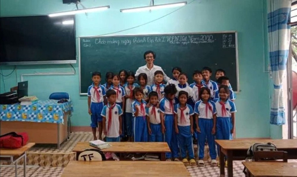 Thầy Nguyễn Ngọc Duy cùng học sinh trên lớp học. Thầy Nguyễn Ngọc Duy cùng học sinh trên lớp học.