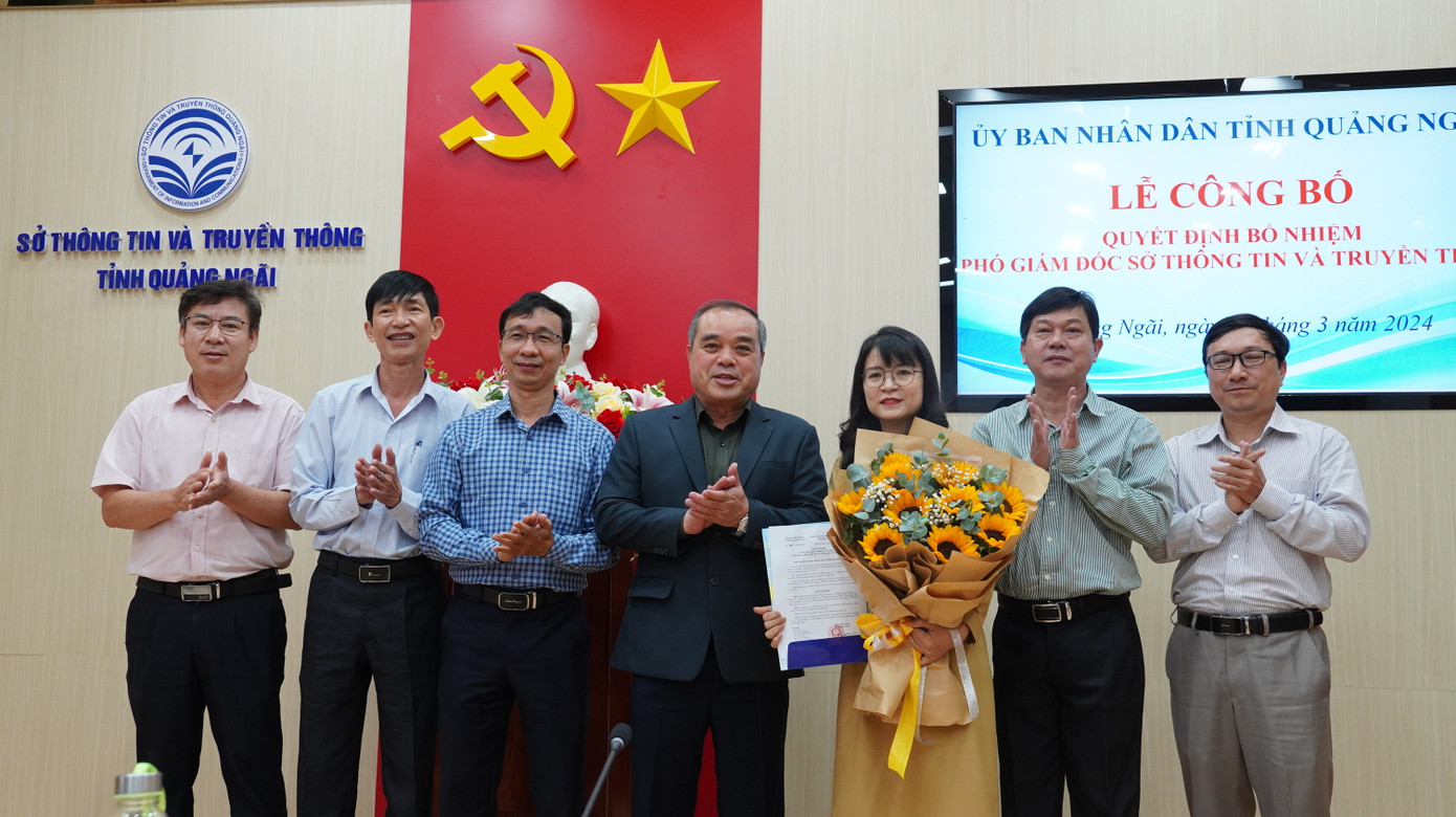 Lãnh đạo UBND tỉnh Quảng Ngãi tặng hoa chúc mừng bà Huỳnh Thị Thu Thủy. Lãnh đạo UBND tỉnh Quảng Ngãi tặng hoa chúc mừng bà Huỳnh Thị Thu Thủy.