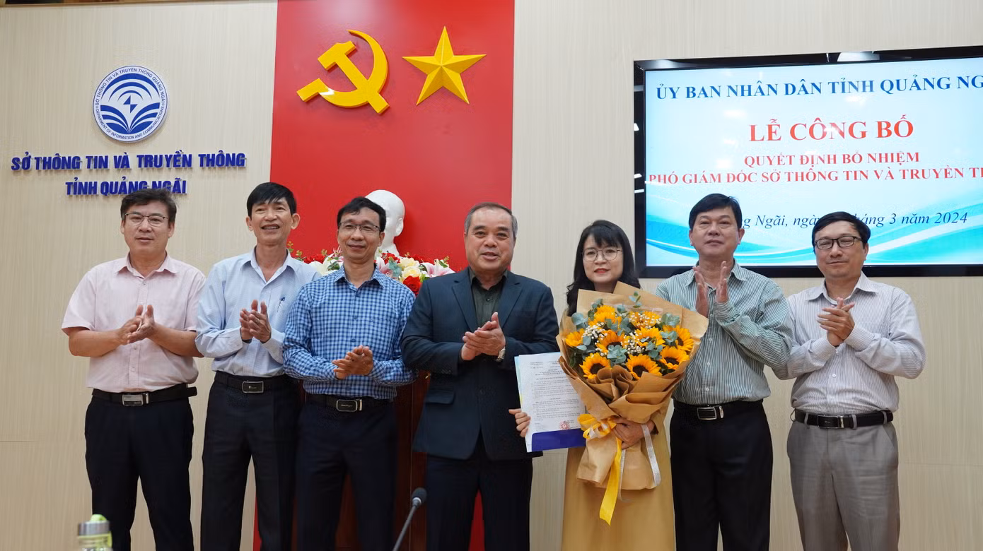 Lãnh đạo UBND tỉnh Quảng Ngãi tặng hoa chúc mừng bà Huỳnh Thị Thu Thủy.