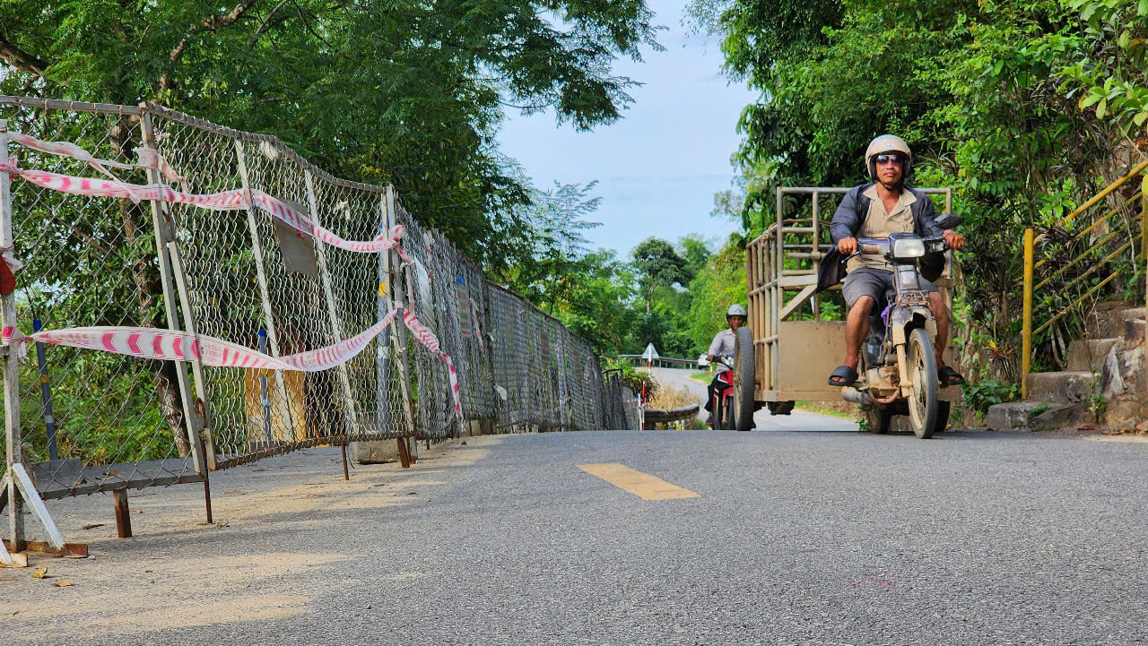 Cơ quan chức năng đã cho lắp đặt rào chắn, biển cảnh báo nguy hiểm và tổ chức phân luồng giao thông. Tuy nhiên đây chỉ là giải pháp tạm thời.