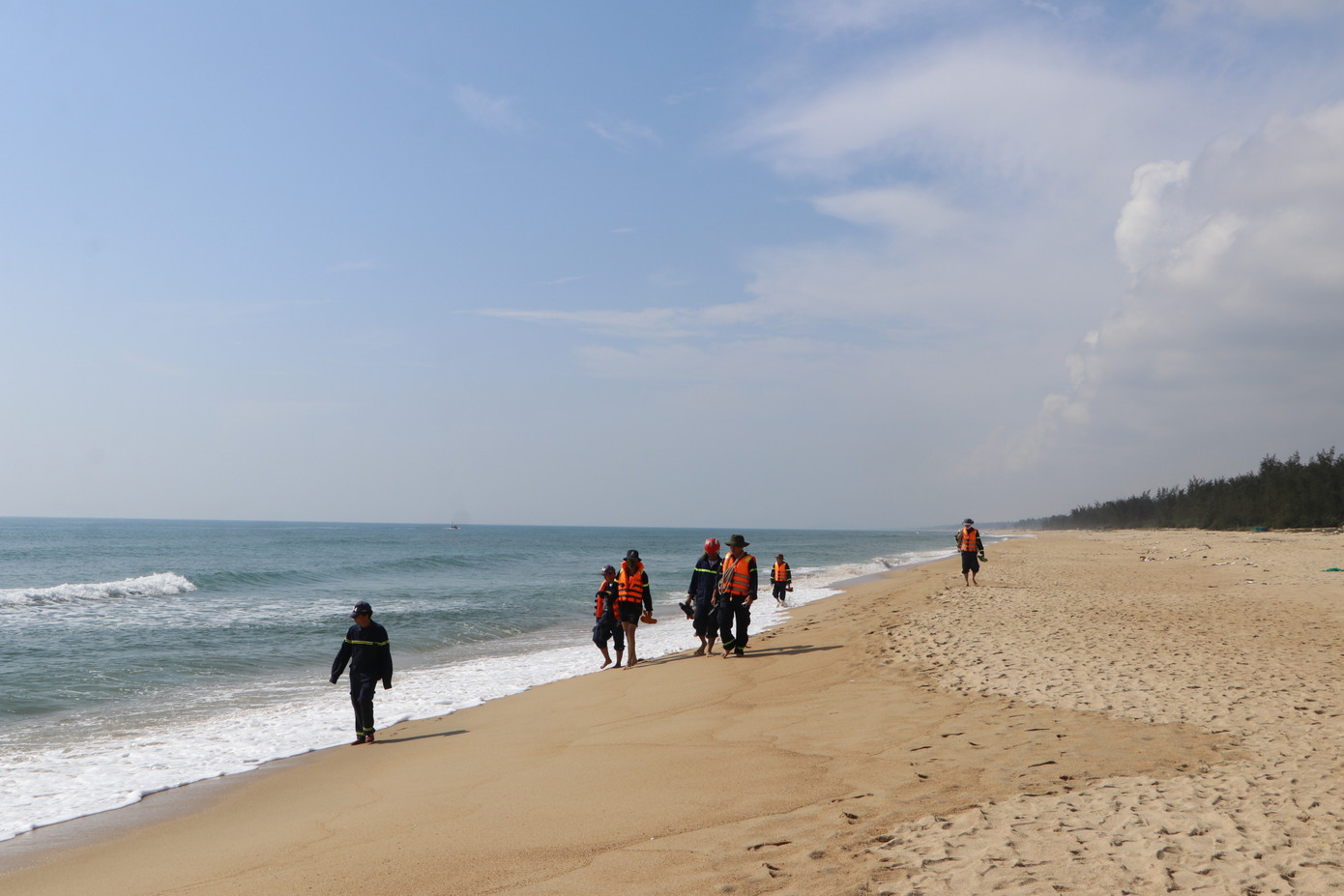 Lực lượng chức năng đang khẩn trương tìm kiếm ba học sinh mất tích. Lực lượng chức năng đang khẩn trương tìm kiếm ba học sinh mất tích.