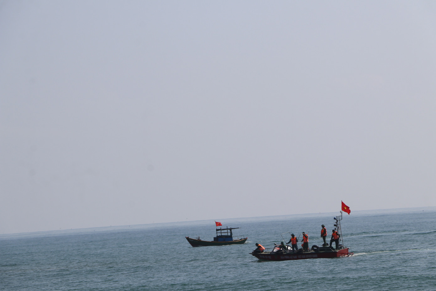 Lực lượng chức năng đang khẩn trương tìm kiếm ba học sinh mất tích. Lực lượng chức năng đang khẩn trương tìm kiếm ba học sinh mất tích.