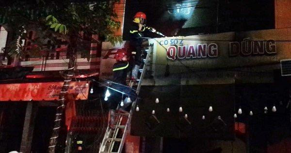 Lực lượng PCC&CNCH Quảng Ngãi đang dập lửa. Ảnh:N.N Lực lượng PCC&CNCH Quảng Ngãi đang dập lửa. Ảnh:N.N