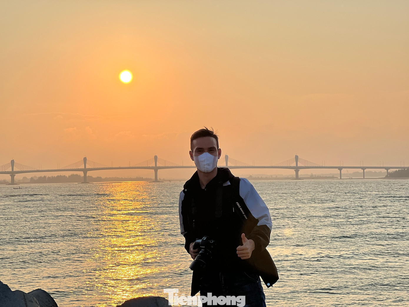 Ở đây người dân và du khách còn có thể ngắm hoàng hôn về chiều dưới chân cầu Cổ Lũy và ngắm tượng Phật cao nhất Đông Nam Á.