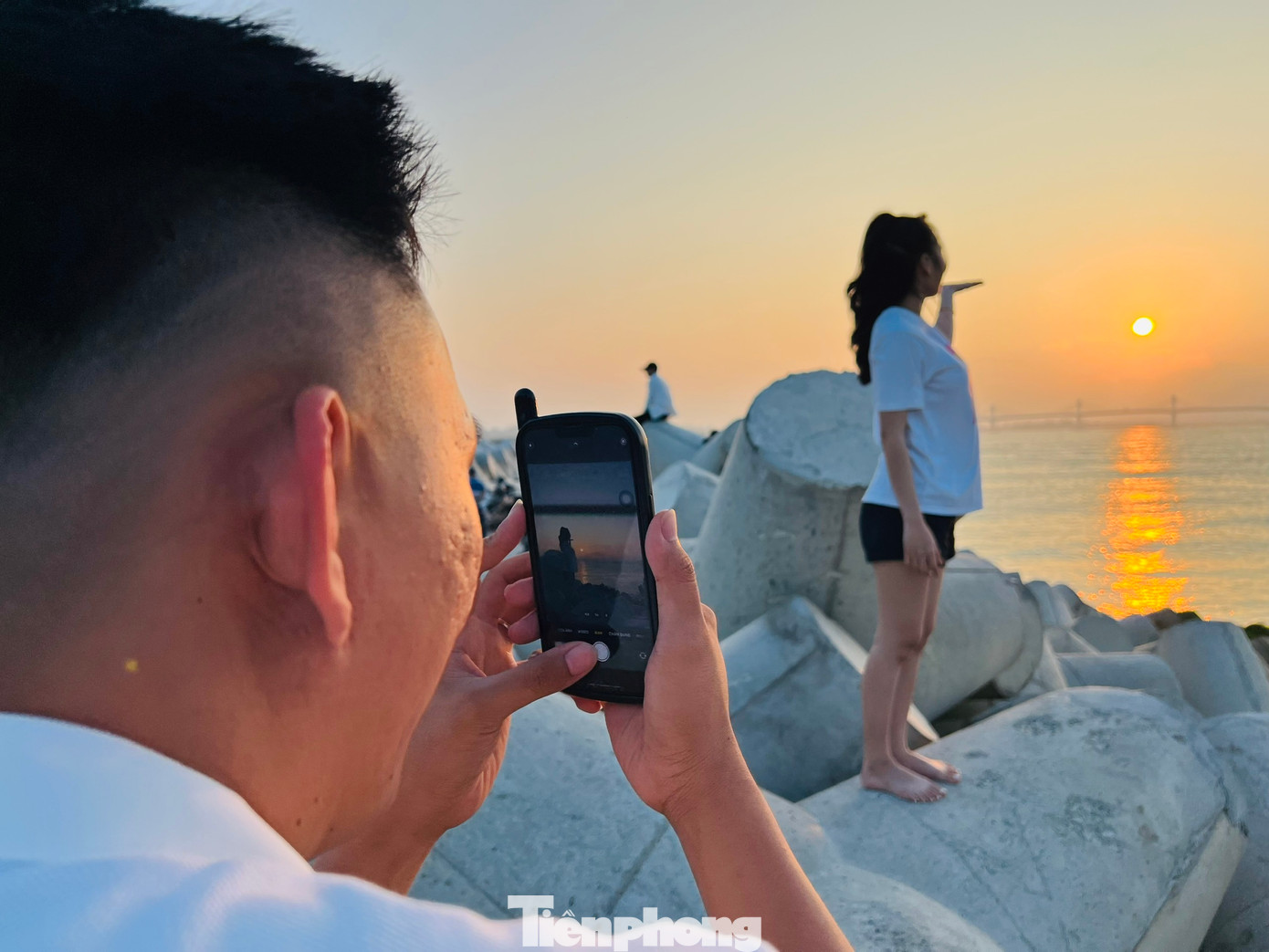 Ở đây người dân và du khách còn có thể ngắm hoàng hôn về chiều dưới chân cầu Cổ Lũy và ngắm tượng Phật cao nhất Đông Nam Á.