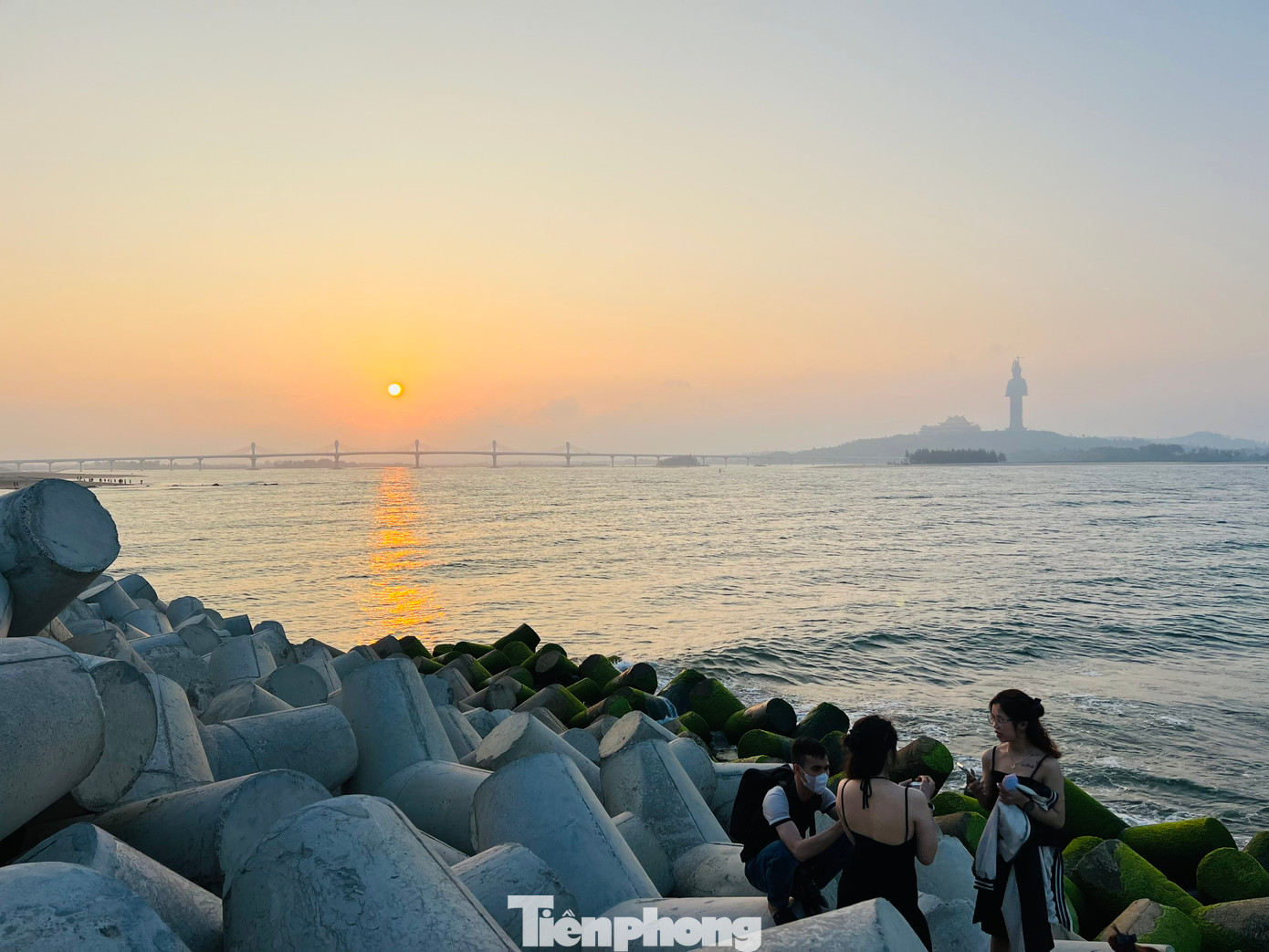 Ở đây người dân và du khách còn có thể ngắm hoàng hôn về chiều dưới chân cầu Cổ Lũy và ngắm tượng Phật cao nhất Đông Nam Á.