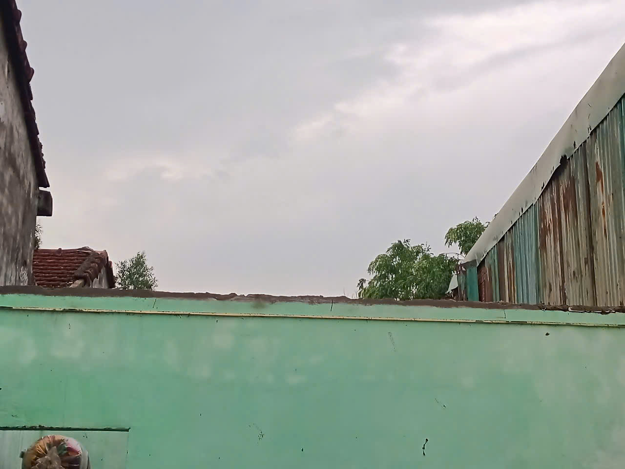 Giông lốc làm tốc mái hoàn toàn một số nhà dân ở xã Ba Vì.