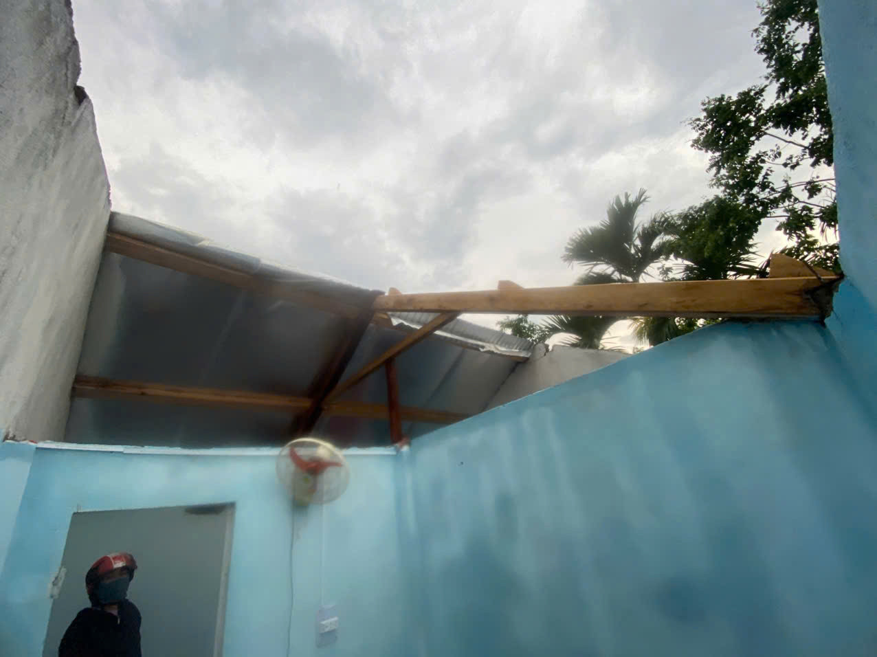 Giông lốc làm tốc mái hoàn toàn một số nhà dân ở xã Ba Vì.