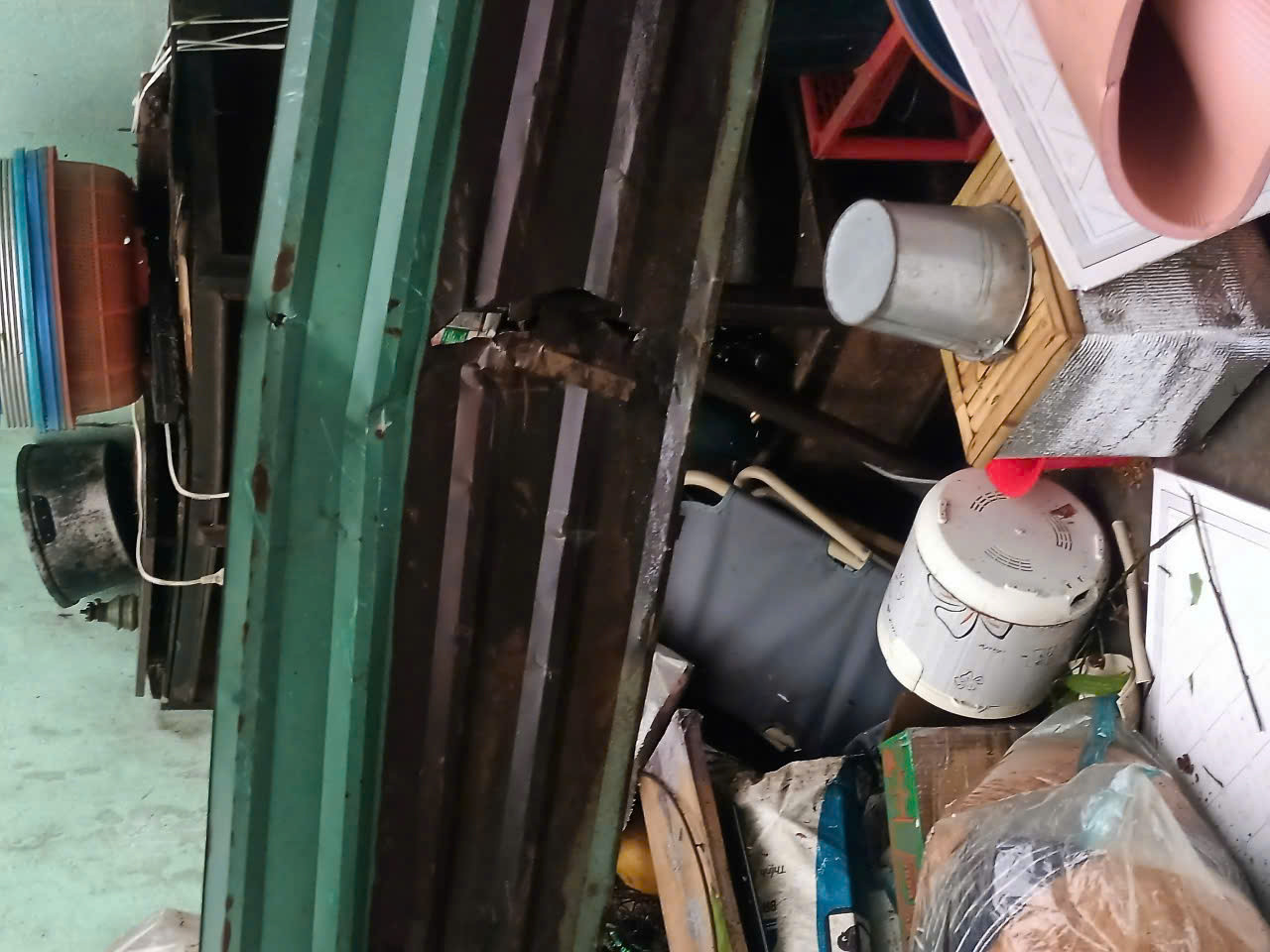 Giông lốc làm tốc mái tôn của nhà dân.