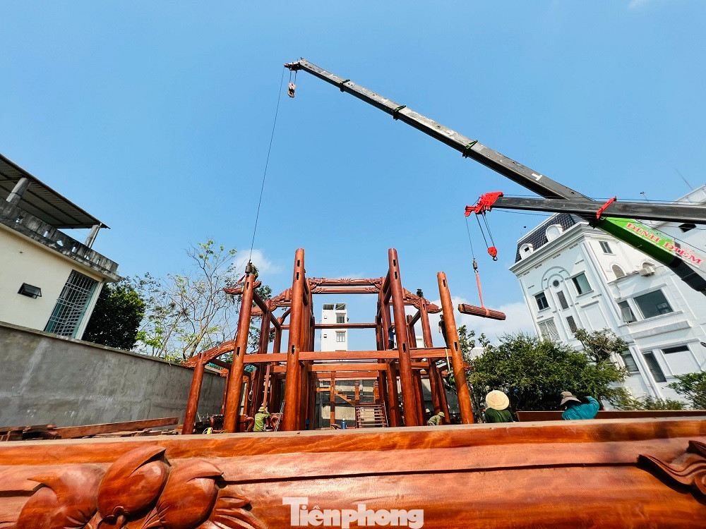 Xe cẩu hạng nặng tham gia tháo dỡ.