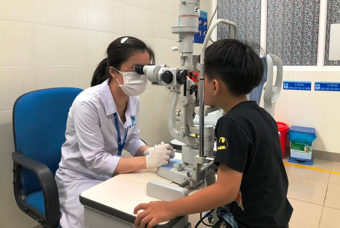 Bác sĩ khám cho trẻ em bị đau mắt đỏ. Bác sĩ khám cho trẻ em bị đau mắt đỏ.